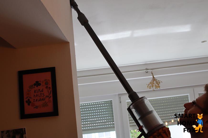 Беспроводной пылесос Dyson: пылесосим потолок